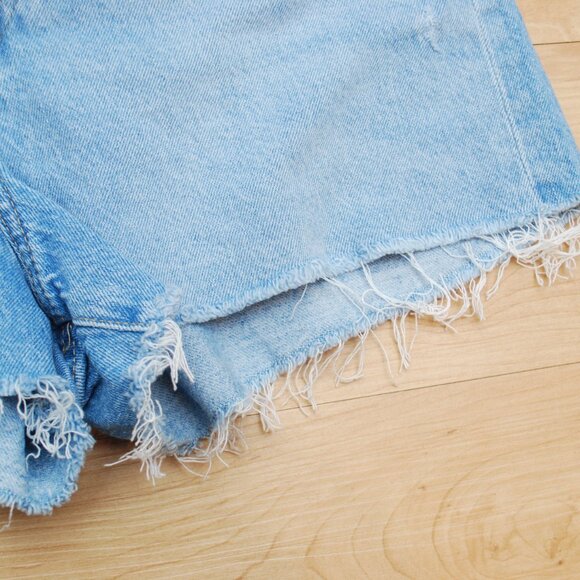 Levi's Women's Rib Cage Shorts BNWT Size 30 - Picture 3 of 5
